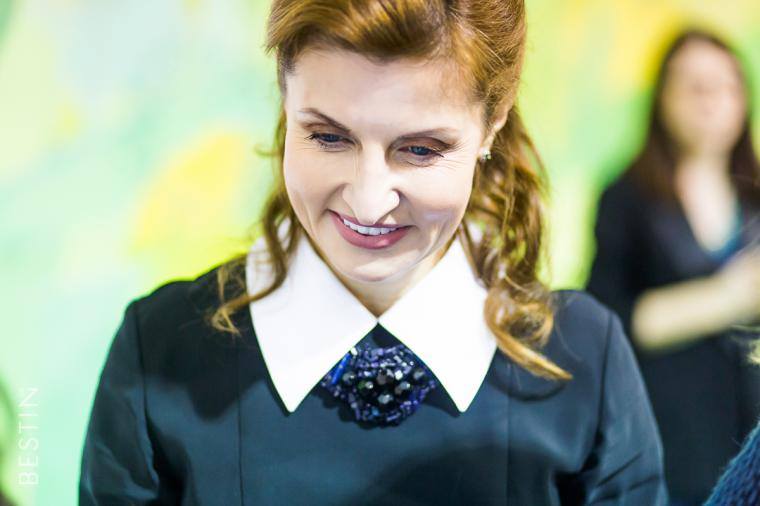 “Може собі дозволити”: Марина Порошенко вразила українців вишиванкою ніжного кольору, зшитою на замовлення. Очей не відвести!