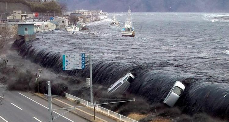 ТАКОГО тайфуну світ ще не бачив… Людей, вантажівки просто зносить. З’явилось нищівне відео