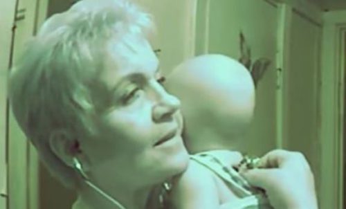 П’янa мама спала без “задніх ніг”, поки її дитина лежала у візку із 40-градусною температурою(відео)