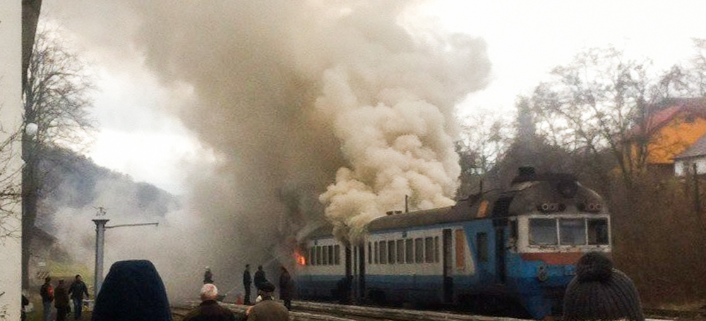 Страх, паніка і ядучий дим: Просто під час руху загорівся пасажирський поїзд. Там було справжнє ПЕКЛО