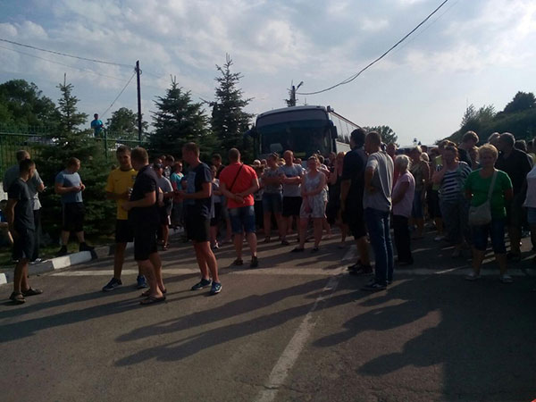 ТЕРМІНОВО!!! В Києві протестувальники заблокували Харківське шосе, там таке коїться