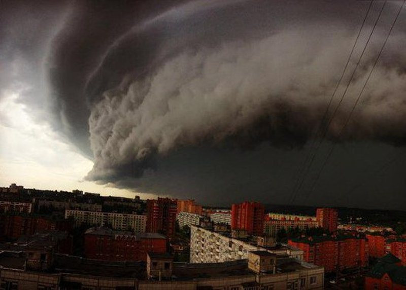 ТЕРМІНОВО! Нищівний шторм в Дніпрі. Від наслідків негоди оговтаються не скоро (ВІДЕО)