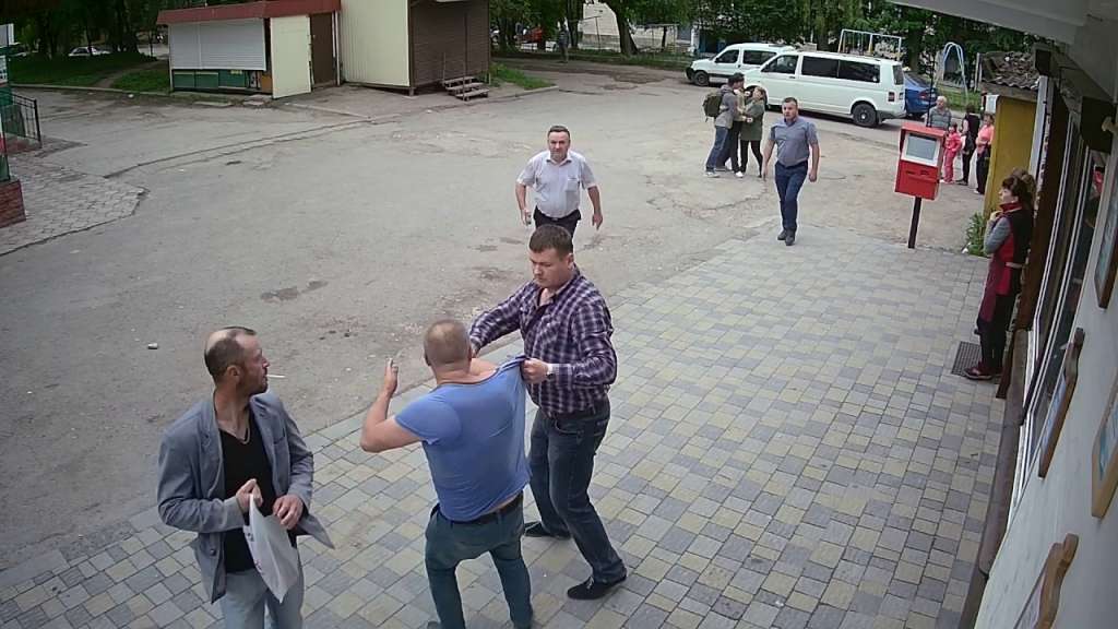 Страшно на вулицю виходити!!! У Львові стався страшний напад на чоловіка просто посеред дороги