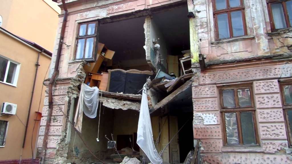 Будьте обережними!!! У Львові на чоловіка впав шмат будинку, це страшні муки