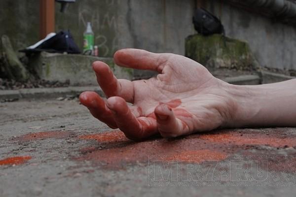 “Охоронець з ножовими і дівчина з перерізаним горлом”: У Києві на території школи знайшли два закатованих тіла. Деталі жахають