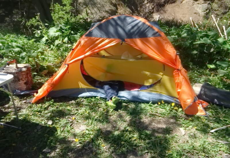 “Поки спав у палатці на нього…” Страшна смерть туриста під Києвом. Як таке можливо?
