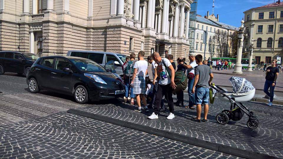 ШОК!!! У центрі Львова на переході біля Оперного збили жінку, перехожі знімали авто з потерпілої