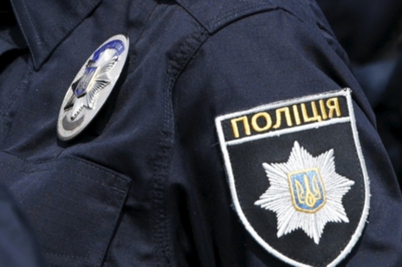 “Вона не може ні говорити, ні…”: Патрульні у полі поблизу Борисполя знайшли несподівану знахідку. Поліцейські були в шоці