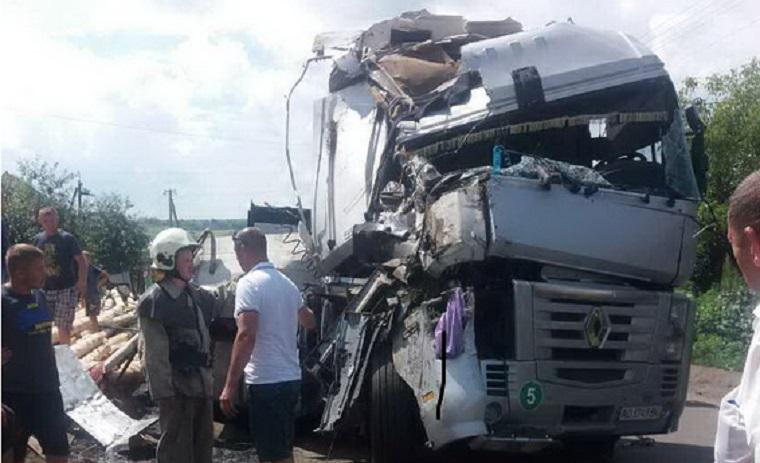 Справжнє жахіття!!! На Львівщині сталася моторошна ДТП: вантажівка та бус вщент розбиті, є постраждалі