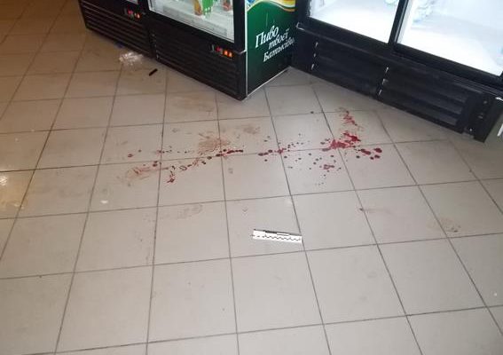 Страшний випадок: неадекватний чоловік порізав охоронця, а потім бігав у торговому центрі за відвідувачами