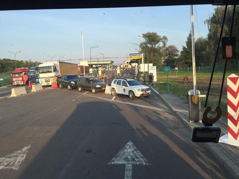 “Спецназ у бронежилетах і…”: Автобус Саакашвілі під’їхав до українського пункту пропуску. Там таке твориться!