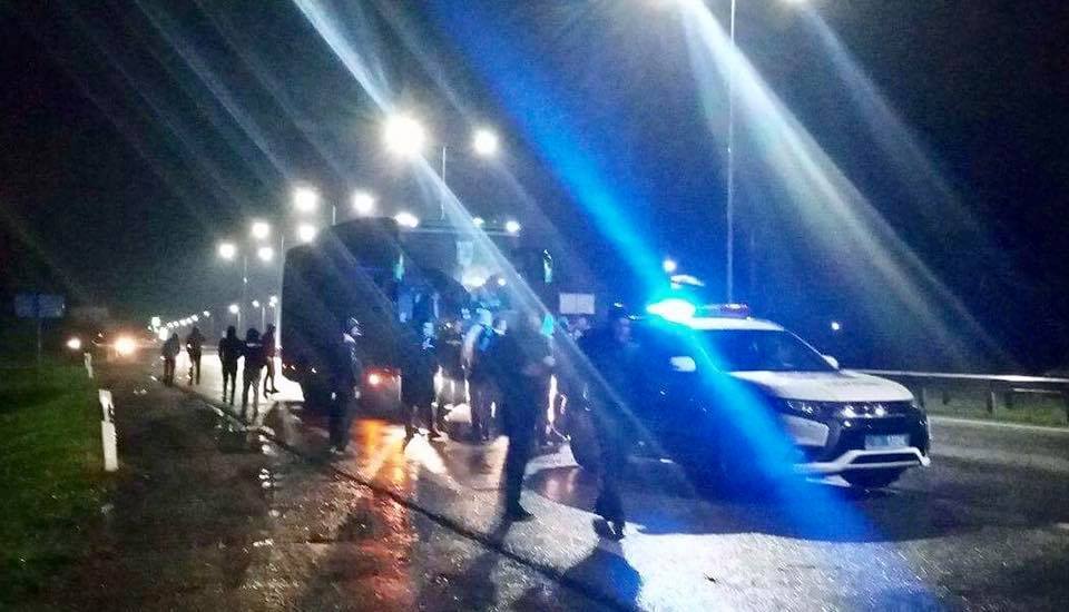“Терпіння лопнуло”: Озлоблені львівські фани напали на автобус з футболістами. Те, що сталось потім, відверто шокує