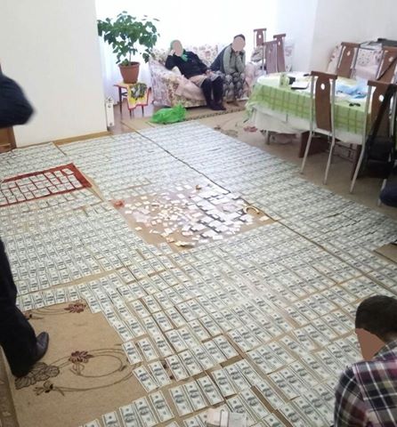 “Доріжки з грошей і…”: Те, що знайшли в одіозного чиновника часів Януковича шокувало всю країну