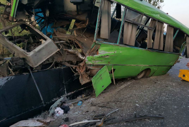Вантажівка на повній швидкості влетіла в переповнений автобус… Там було справжнє пекло