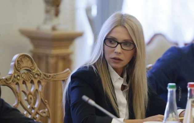 “О Боже, хто її випустив на вулицю в такому вигляді?”: Тимошенко своїм мегастильним костюмом поставила на вуха Мережу