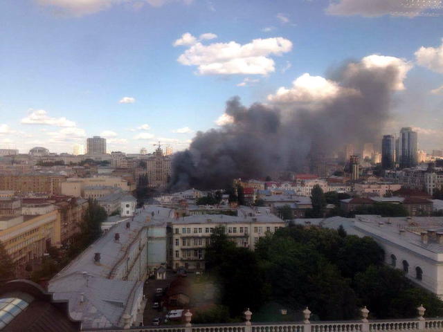 Спалахнуло як сірник!!! У Києві сталася страшна пожежа просто в центрі міста, причина вас приголомшить