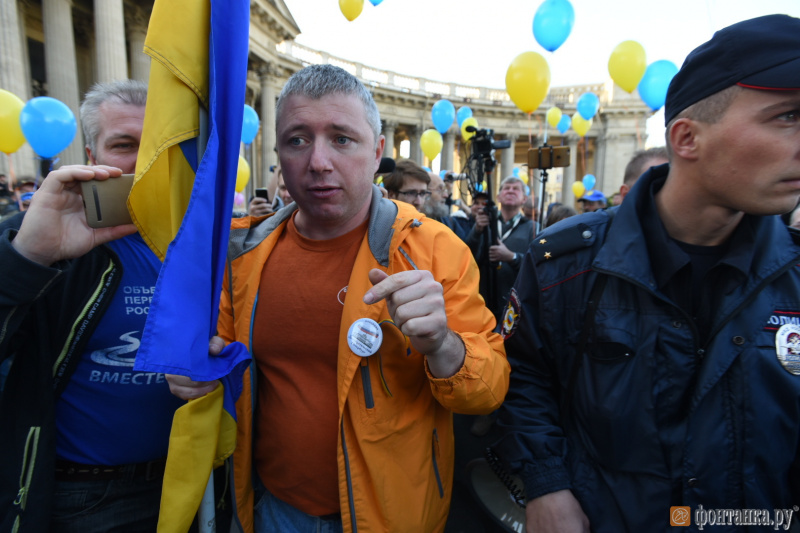 Невже таке можливо! В Санкт-Петербурзі збираються люди в підтримку України… Велика кількість правоохоронців і…