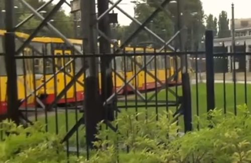 В Польщі українця прикували ланцюгом до трамвая за те що він… Подробиці інциденту доводять до істерики (ВІДЕО)