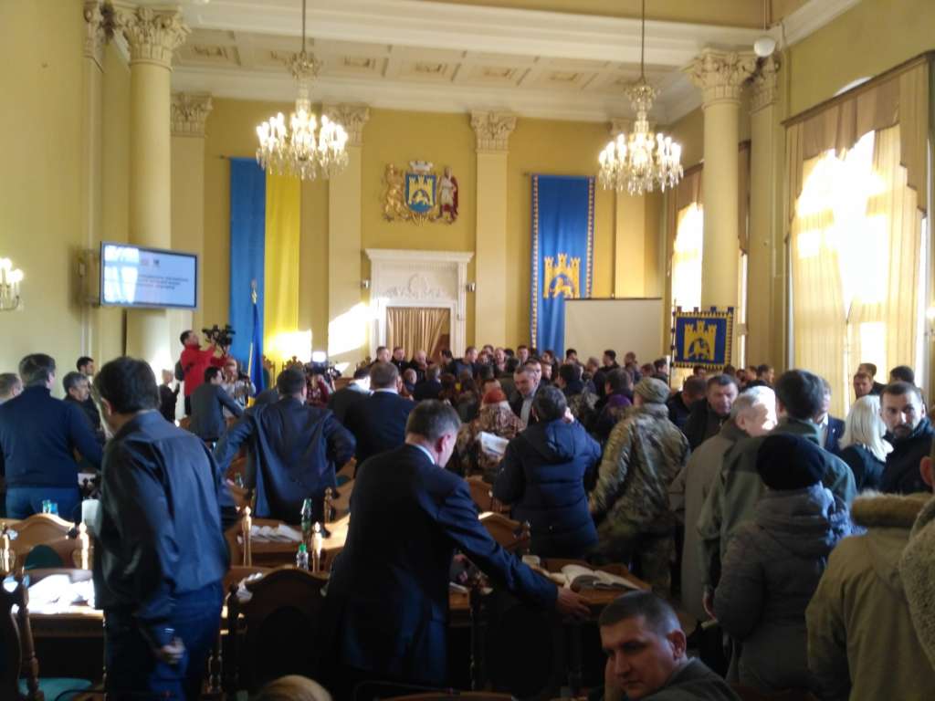 Ледь не повбивали один одного!!! У Львові депутати влаштували справжню бійню, а причною стало славнозвісне….