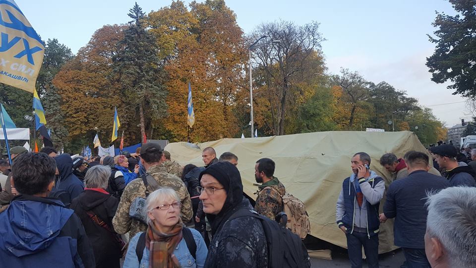 З сутичками та постраждалими! Мітингувальники встановлюють палаткове містечко (ФОТО)