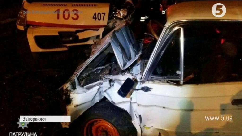 Страшна ДТП у Запоріжжі: авто зіштовхнулося з дитячим реанімобілем