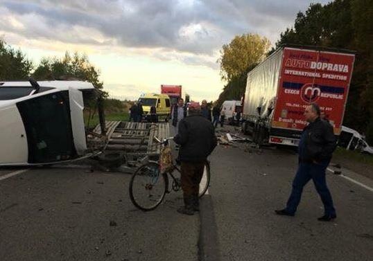 “Уламки авто розлетілись на десятки метрів”: На трасі Київ -Чоп сталася моторошна аварія