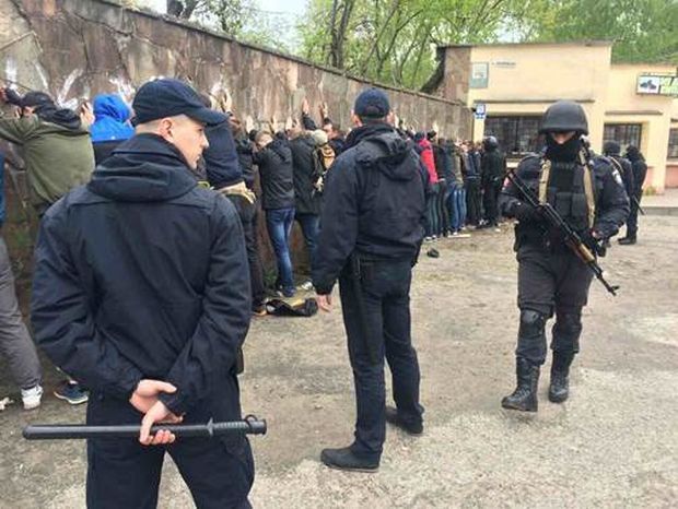 Вчора ввечері у Львові поліція затримала десятки молодиків, які намагалися спричинити масову бійку