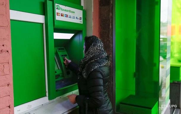 Українців охоплює паніка: з карток українських банків зникають великі суми грошей