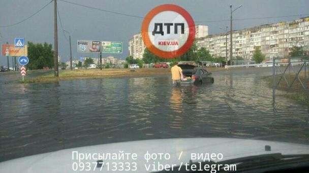 “Вулиці залиті водою і потонулі авто”: У Мережі показали наслідки нічної негоди у столиці