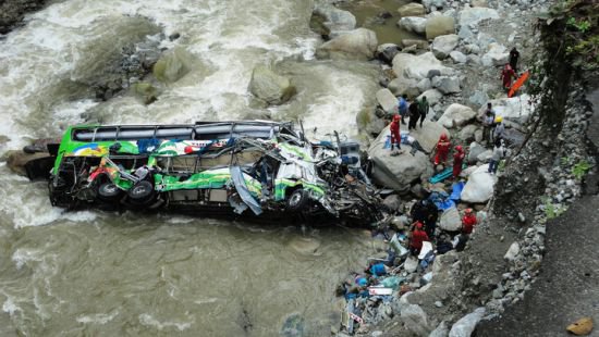 “31 людина загинула і ця цифра може бути більшою…”: Автобус зірвався у річку