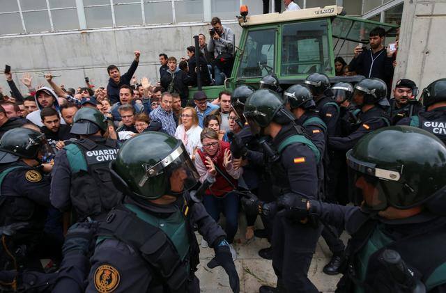 Жінки із закривавленими обличчями: Референдум в Каталонії перетворився на масове побоїще, те що там коїться наводить ЖАХ