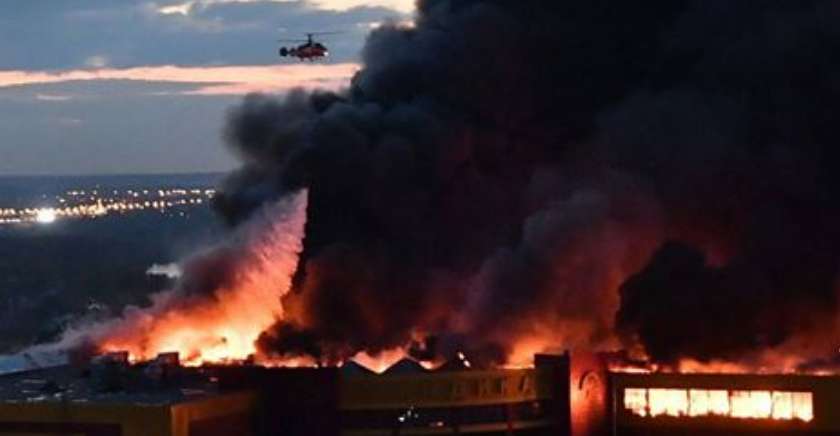 Небо в огні і потужні вибухи: В Москві внаслідок жахливої пожежі завалився торговий центр, є жертви
