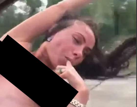 Стриптиз на швидкості: Росіянка загинула жахливою смертю, випавши з автомобіля (Відео+18)