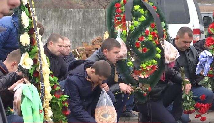 “Дуже хотів дітей…”: На Вінничині на колінах провели в останню путь охоронця Мосійчука