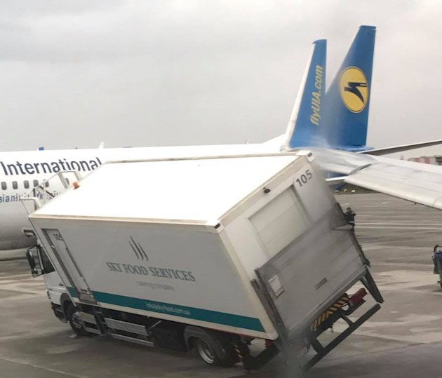 “Під крило потрапила машина”: В аеропорту “Бориспіль” літак спричинив ДТП з вантажівкою