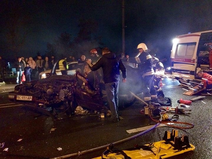Жахлива ДТП у Львові: внаслідок зіткнення автівок постраждала дитина (ВІДЕО)