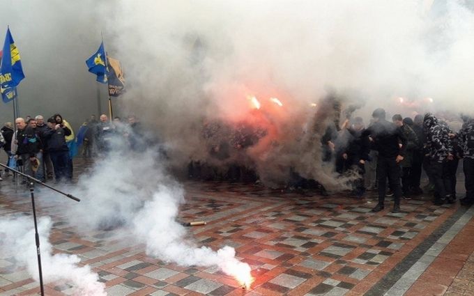 “Масове протистояння”: у Києві почали палити шини, повідомили про причину конфлікту