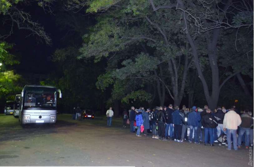 Тисячі людей ідуть штурмувати Верховну Раду: автобуси з прибічниками Саакашвілі виїхали з Одеси ще вчора ввечері