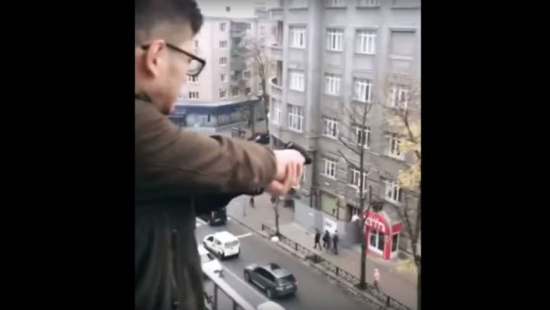 Моторошна розвага: Підліток з балкону багатоповерхівки розстрілював людей