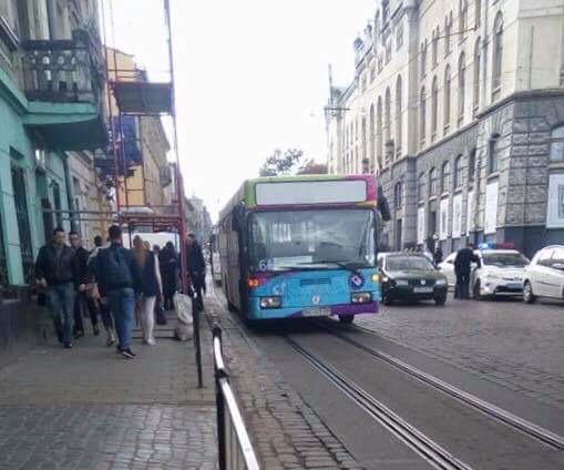 “Вистрибнув з другого поверху під колеса автобуса…”: Інцидент який шокував весь Львів. Що там відбувалось?