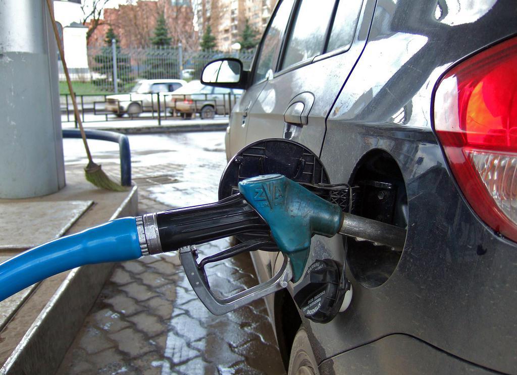 Найбільші мережі АЗС підозрюють у змові: ціни на бензин знову дорожчають