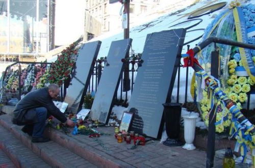 “Це ваш Майдан у всьому винен..”: Житель Севастополя сплюндрував монумент загиблим героям у Києві