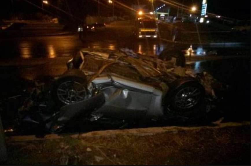 “Автівку розрізало навпіл, водій помер на місці”: У Харкові потрійна ДТП. Фото з місця аварії