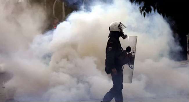 Протести під Радою: Почалася жорстка бійка, в натовпі розпилили сльозогінний газ