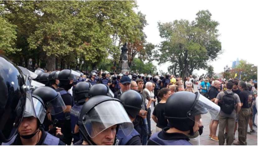 “На обличчі кров і крики”: Поліція пішла на штурм будівлі суду, де розглядається справа Коханівського