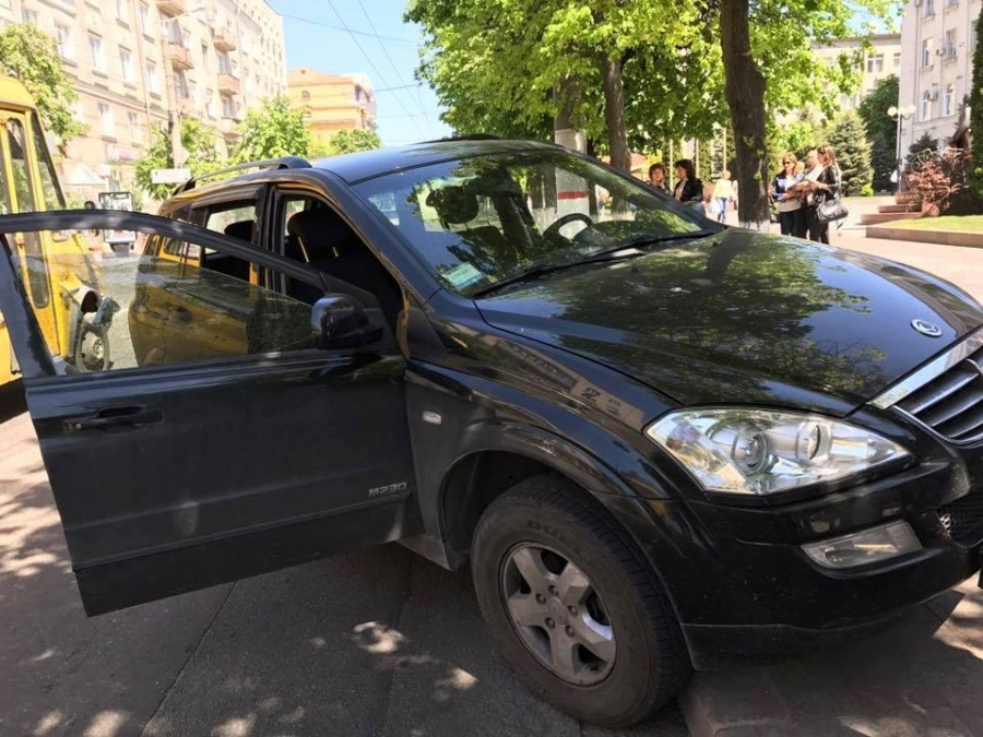 “Витягли з автівки та жорстоко побили”: стало відомо про напад на відомого депутата