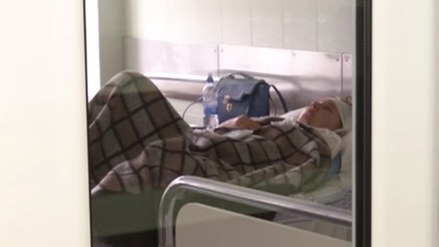 “Мені все здавалося як у сні”: Постраждала з лікарняного ліжка розповіла подробиці жахливої трагедії у Харкові