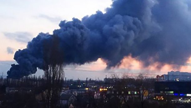У центрі Донецька пролунав потужний вибух, є постраждалі