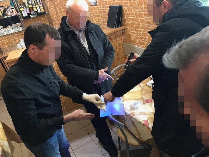 “Пообіцяли громадянину уникнути кримінальної відповідальності”: У Луцьку на хабарі затримали підприємця і правоохоронця