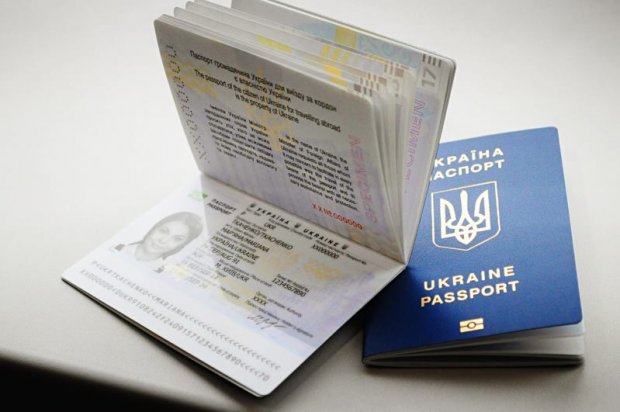 Все через біометричні паспорти? Українці кинулися здавати путівки назад в турагентства